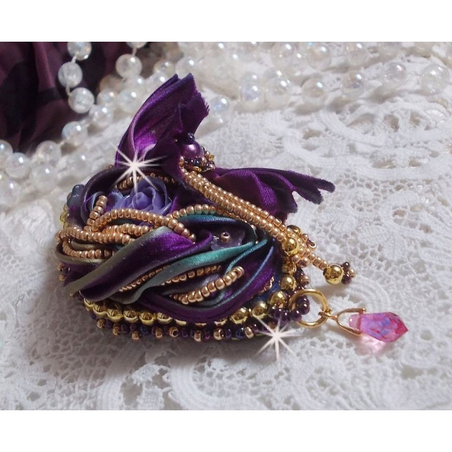 Broche La Passionnée de Venise brodée avec un ruban de soie Purple, une rose en résine mauve et des rocailles Miyuki