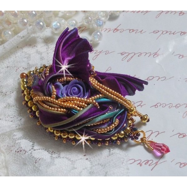 Broche La Passionn&eacute;e de Venise brod&eacute;e avec un ruban de soie Purple, une rose en r&eacute;sine mauve et des rocailles Miyuki