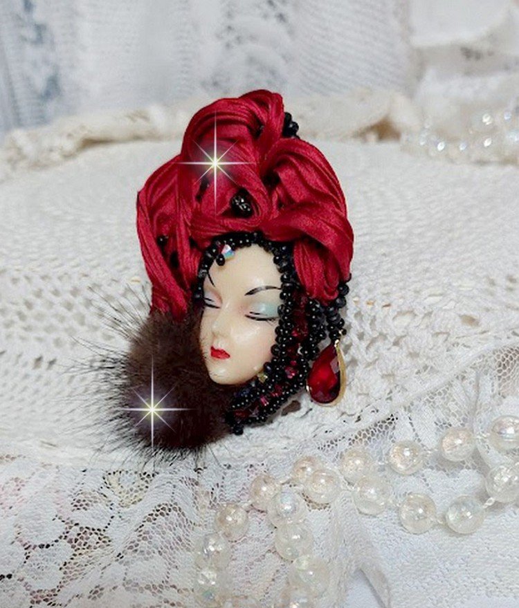 Broche Rouge et Noir brodée avec un ruban de soie de couleur Rouge Foncé à laquelle s’ajoute des toupies Siam AB , perles rondes facettées aplaties Antique Noires et goutte sur un support Doré