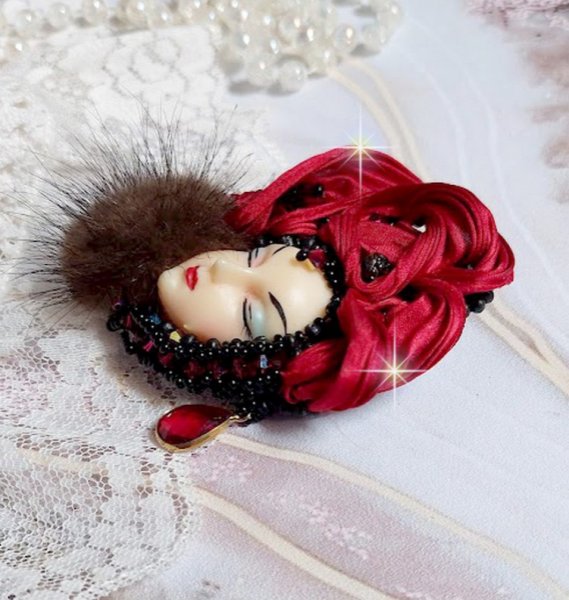 Broche Rouge et Noir brodée avec un ruban de soie de couleur Rouge Foncé à laquelle s’ajoute des toupies Siam AB , perles rondes facettées aplaties Antique Noires et goutte sur un support Doré