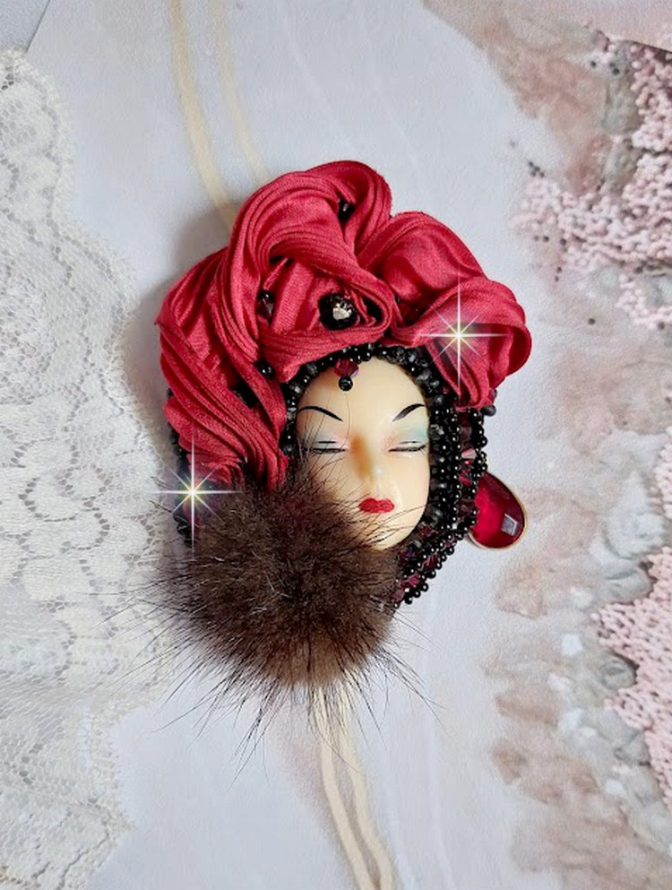 Broche Rouge et Noir brodée avec un ruban de soie de couleur Rouge Foncé à laquelle s’ajoute des toupies Siam AB , perles rondes facettées aplaties Antique Noires et goutte sur un support Doré