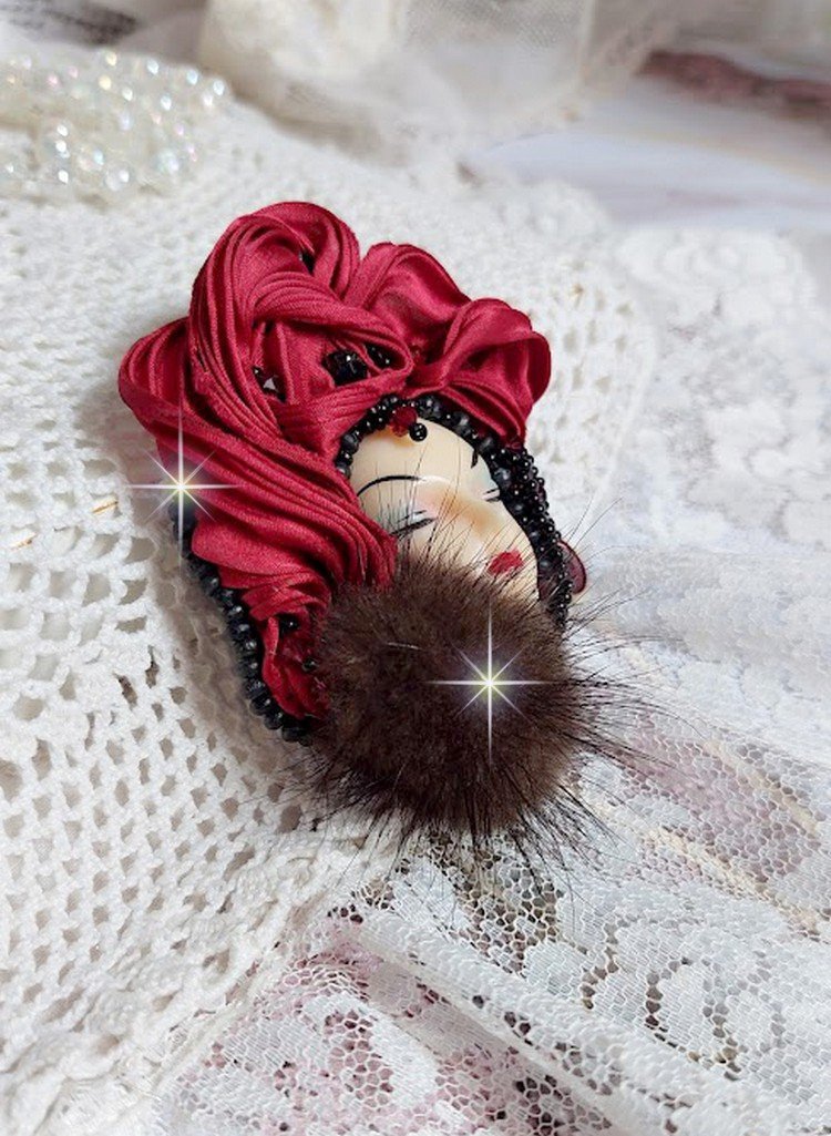 Broche Rouge et Noir brodée avec un ruban de soie de couleur Rouge Foncé à laquelle s’ajoute des toupies Siam AB , perles rondes facettées aplaties Antique Noires et goutte sur un support Doré