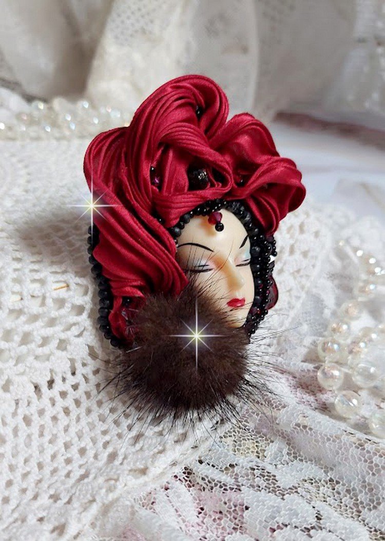 Broche Rouge et Noir brodée avec un ruban de soie de couleur Rouge Foncé à laquelle s’ajoute des toupies Siam AB , perles rondes facettées aplaties Antique Noires et goutte sur un support Doré