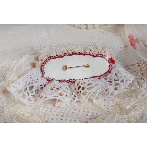 Rubinbrosche, bestickt mit einem b&ouml;hmischen Glascabochon aus den 1960er Jahren, Perlmuttperlen, Swarovski-Kristallen und Rocailles.