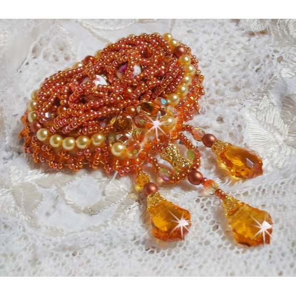 Rumba-Brosche bestickt mit Swarovski-Kristallen, Strass, Tangerine-Shuttles, runden Perlen und Rocailles
