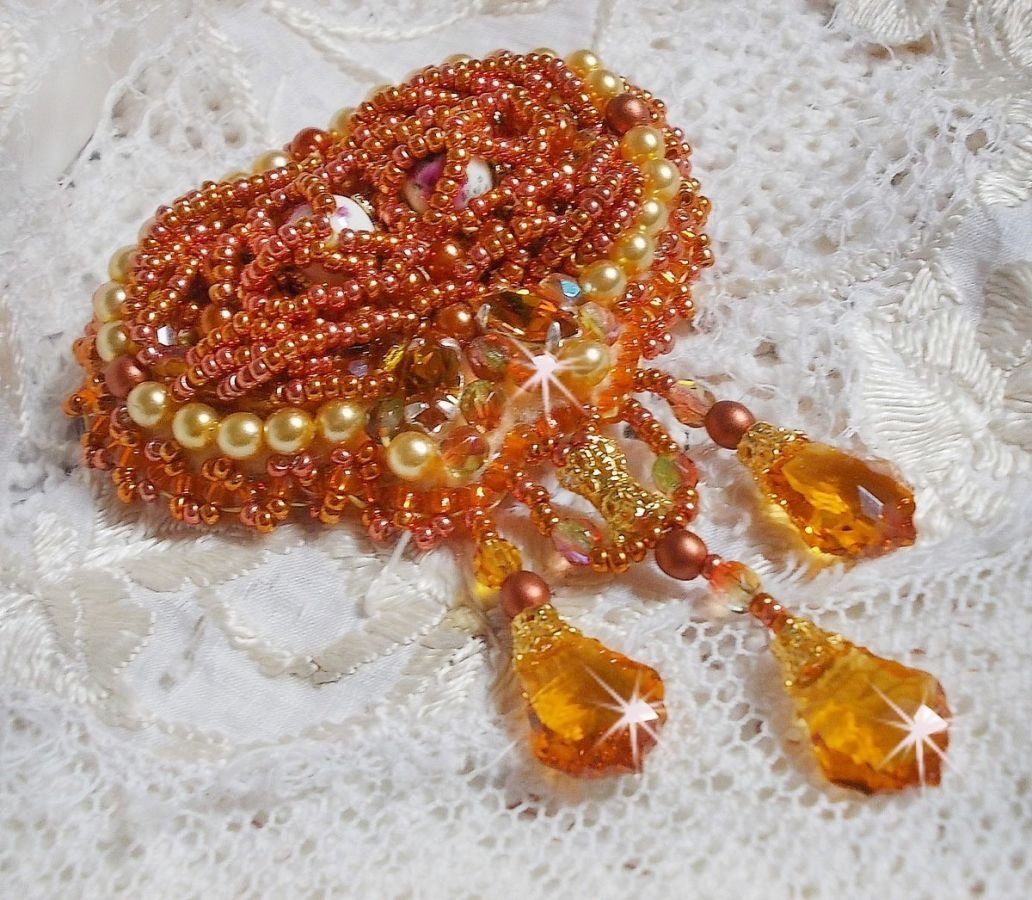 Rumba-Brosche bestickt mit Swarovski-Kristallen, Strass, Tangerine-Shuttles, runden Perlen und Rocailles