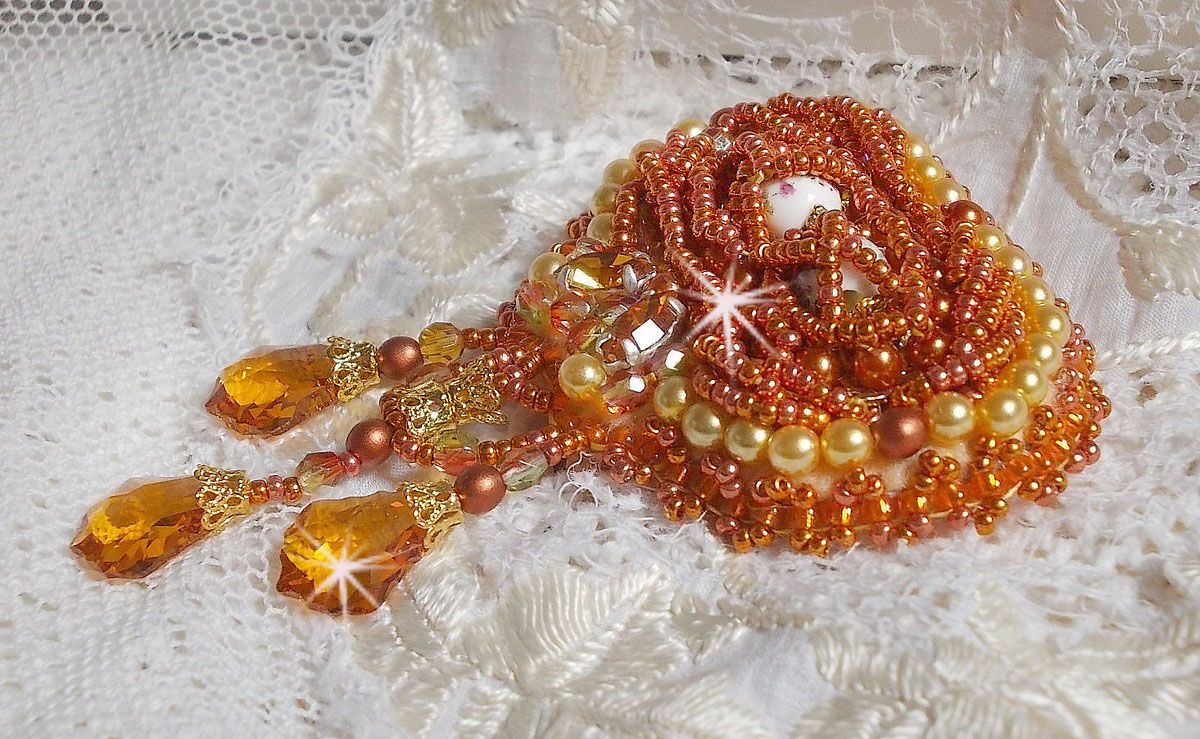 Rumba-Brosche bestickt mit Swarovski-Kristallen, Strass, Tangerine-Shuttles, runden Perlen und Rocailles