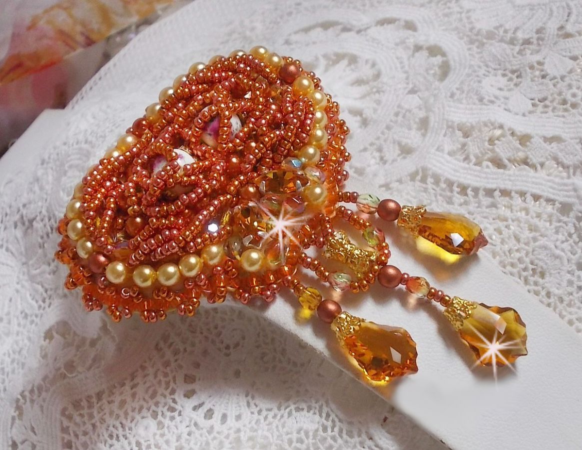 Rumba-Brosche bestickt mit Swarovski-Kristallen, Strass, Tangerine-Shuttles, runden Perlen und Rocailles