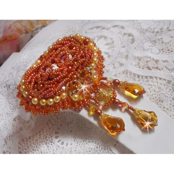 Rumba-Brosche bestickt mit Swarovski-Kristallen, Strass, Tangerine-Shuttles, runden Perlen und Rocailles
