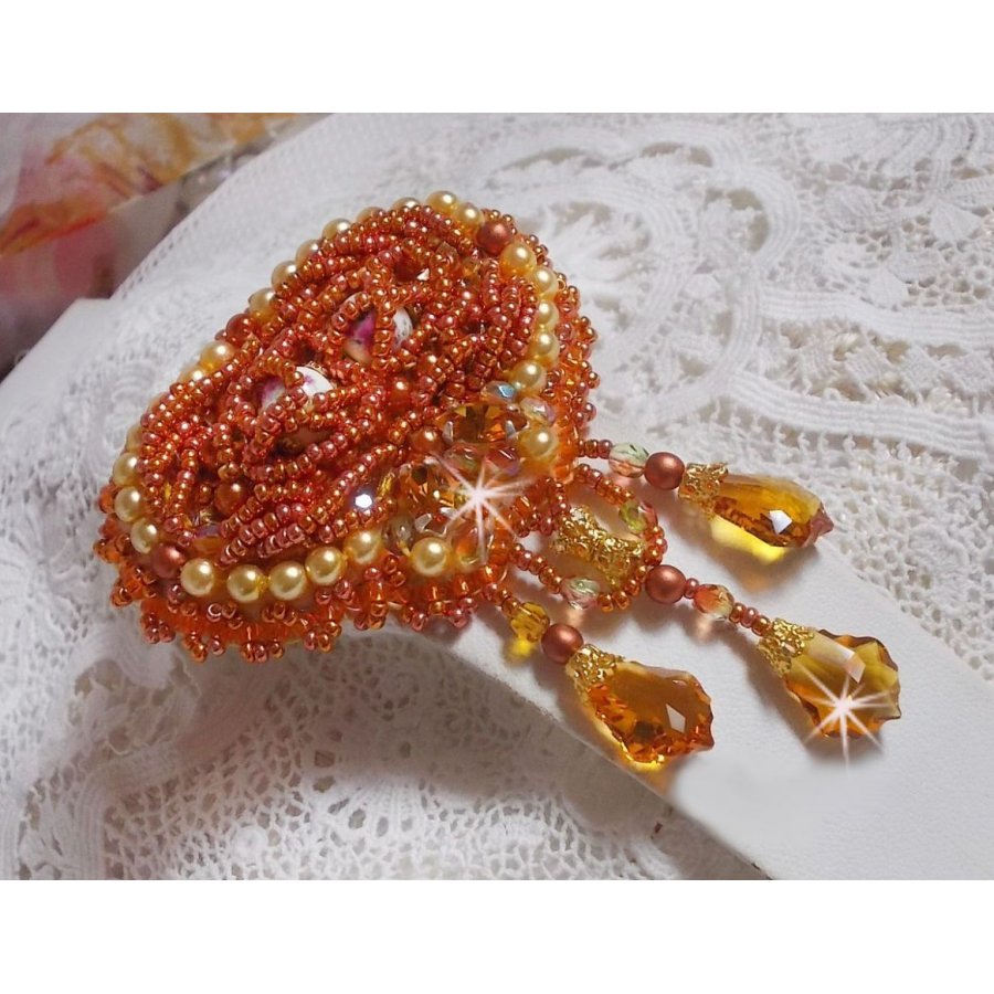 Rumba-Brosche bestickt mit Swarovski-Kristallen, Strass, Tangerine-Shuttles, runden Perlen und Rocailles