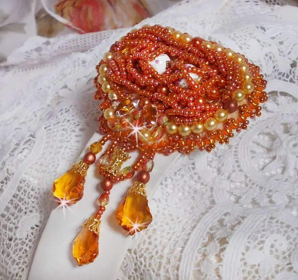 Rumba-Brosche bestickt mit Swarovski-Kristallen, Strass, Tangerine-Shuttles, runden Perlen und Rocailles