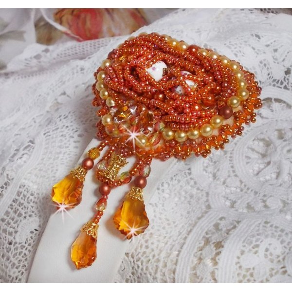Rumba-Brosche bestickt mit Swarovski-Kristallen, Strass, Tangerine-Shuttles, runden Perlen und Rocailles