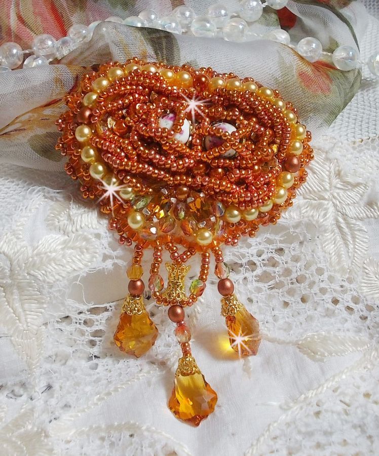 Rumba-Brosche bestickt mit Swarovski-Kristallen, Strass, Tangerine-Shuttles, runden Perlen und Rocailles