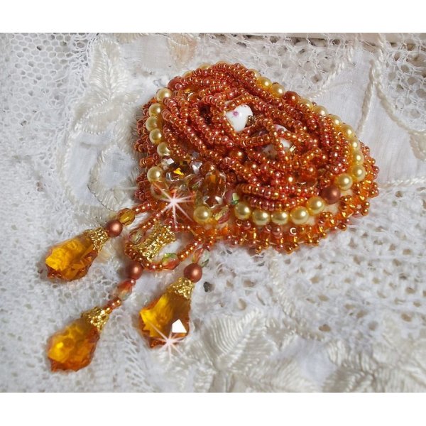 Rumba-Brosche bestickt mit Swarovski-Kristallen, Strass, Tangerine-Shuttles, runden Perlen und Rocailles