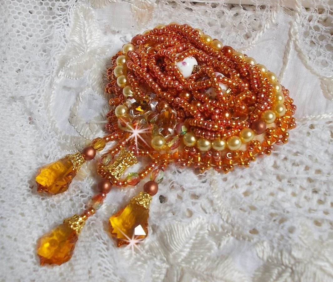 Rumba-Brosche bestickt mit Swarovski-Kristallen, Strass, Tangerine-Shuttles, runden Perlen und Rocailles