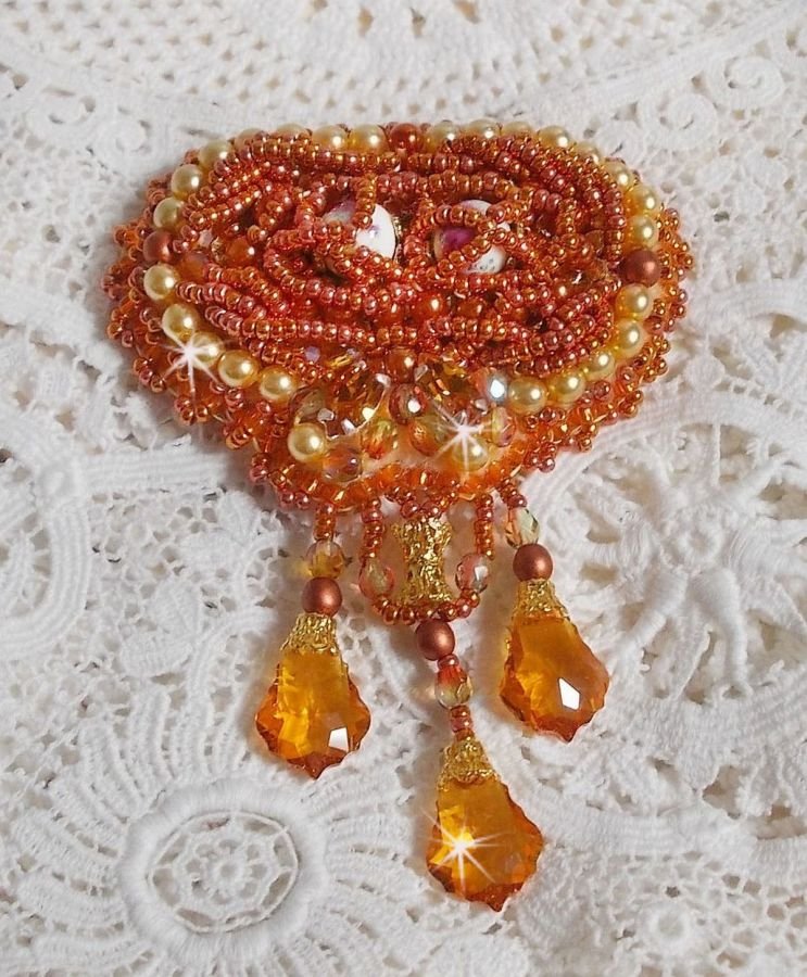 Rumba-Brosche bestickt mit Swarovski-Kristallen, Strass, Tangerine-Shuttles, runden Perlen und Rocailles