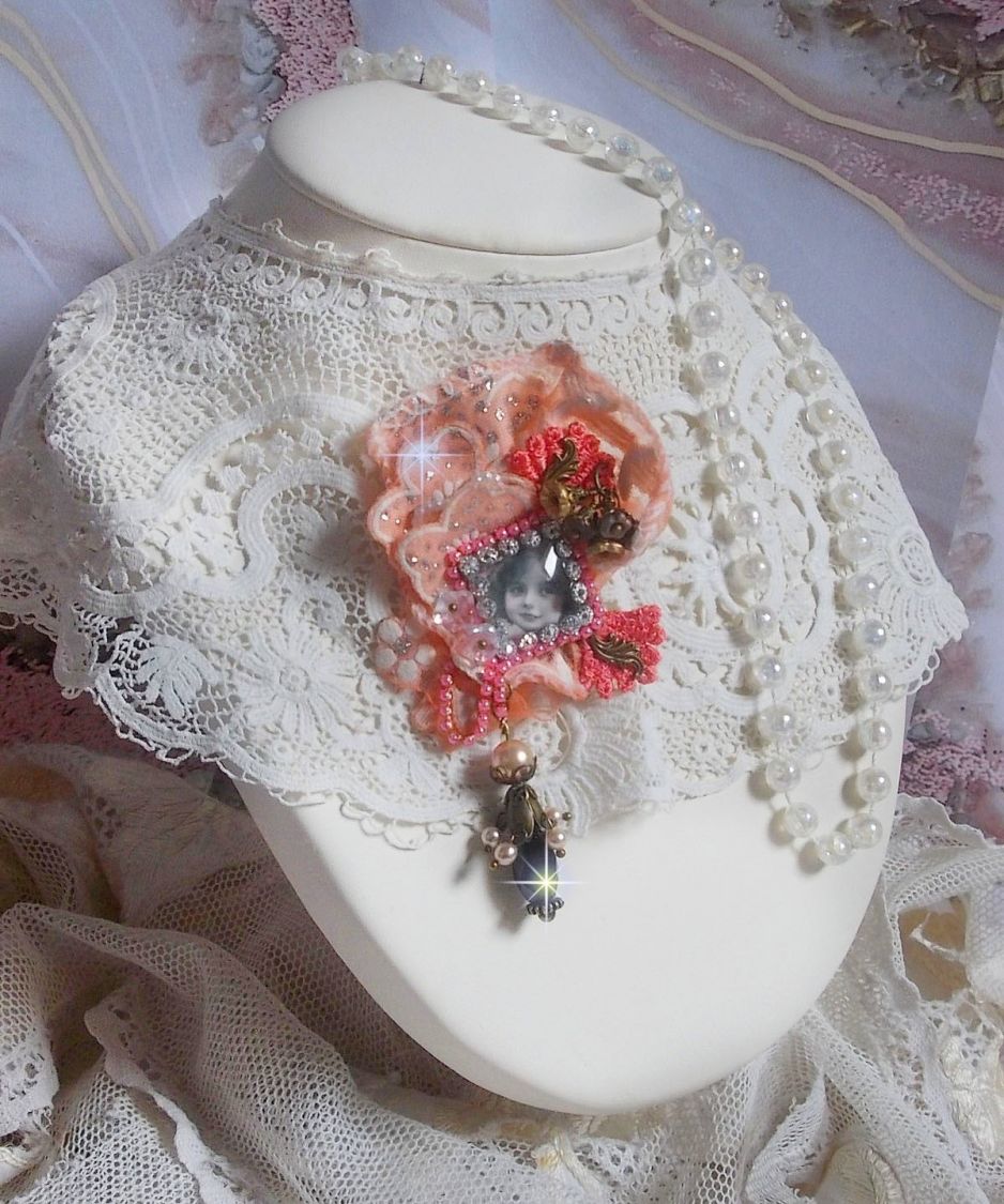 Rustic Rose Brosche mit einem Cabochon, der ein lächelndes Mädchen darstellt, orangefarbener Strass- und Rosenspitze, Kristallen, Glasperlen und verschiedenen Accessoires.