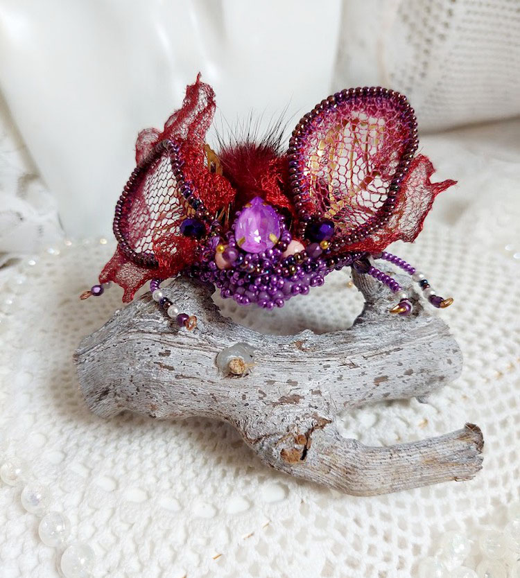 Vue de face avec ce cristal de Swarovki en forme de poire d'un violet électrique