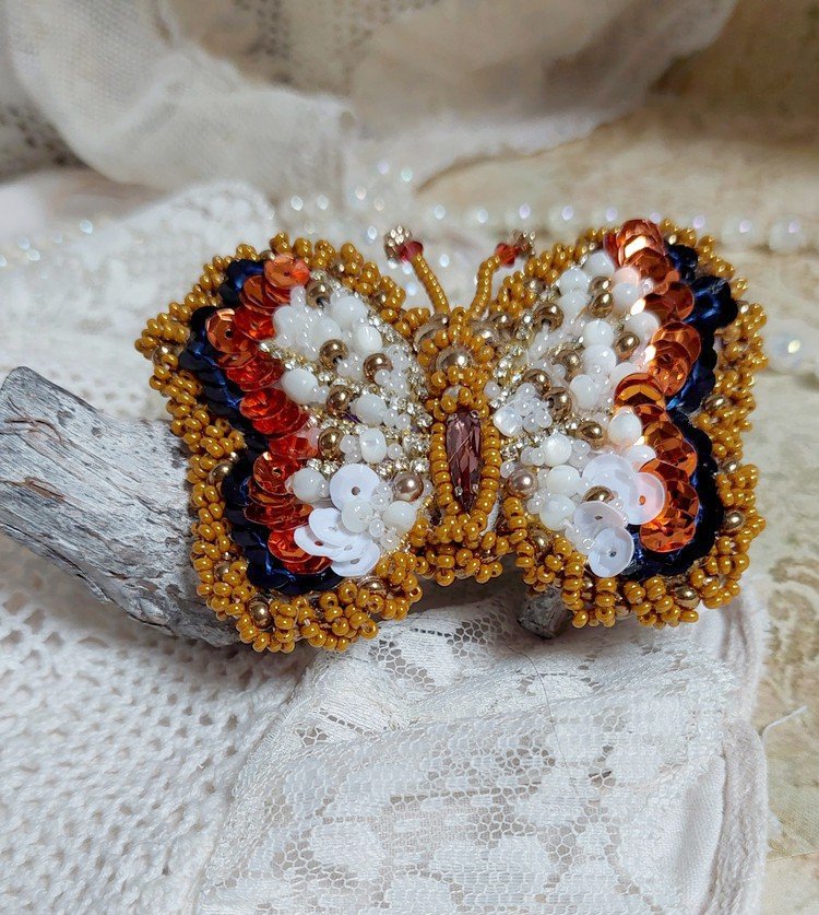 Broche Papillon Topaz brodée avec perles de gemme en Nacre, rocailles, cuir vachette et perles cristal Swarovski