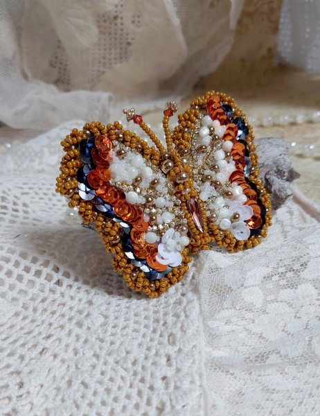 Broche Papillon Topaz brod&eacute;e avec perles de gemme en Nacre, rocailles, cuir vachette et perles cristal Swarovski