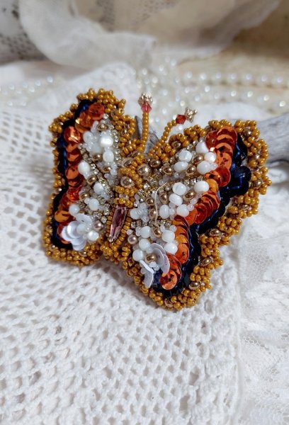 Broche Papillon Topaz brod&eacute;e avec perles de gemme en Nacre, rocailles, cuir vachette et perles cristal Swarovski