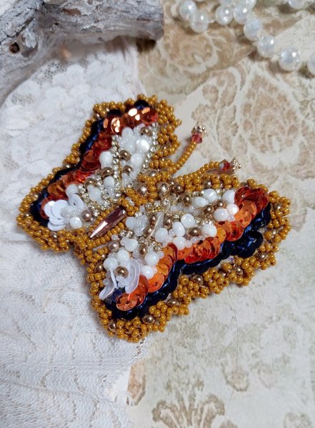 Broche Papillon Topaz brod&eacute;e avec perles de gemme en Nacre, rocailles, cuir vachette et perles cristal Swarovski