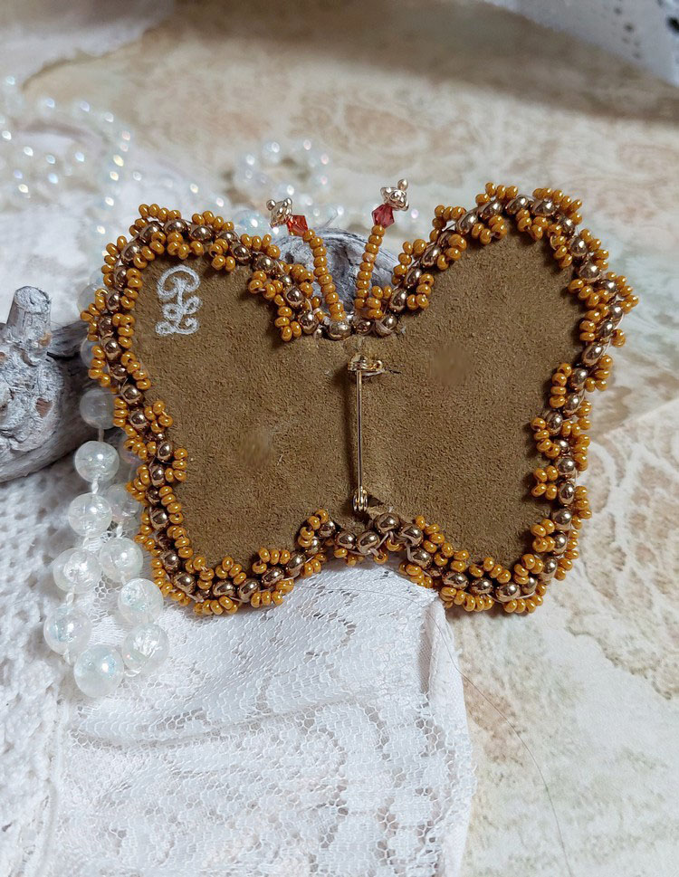 Broche Papillon Topaz brodée avec perles de gemme en Nacre, rocailles, cuir vachette et perles cristal Swarovski