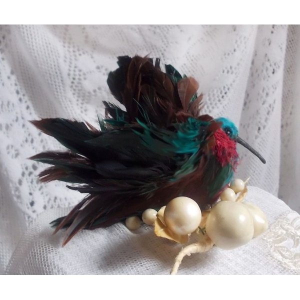 Le Colibri Thalassin cr&eacute;e enti&egrave;rement en porcelaine, des plumes de Coq et Fantaisies, des petites rocailles