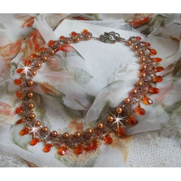 Bernsteinfarbene Halskette mit Perlmuttperlen aus Swarovski-Kristall und facettierten Tropfen aus Glas