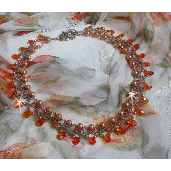 Bernsteinfarbene Halskette mit Perlmuttperlen aus Swarovski-Kristall und facettierten Tropfen aus Glas