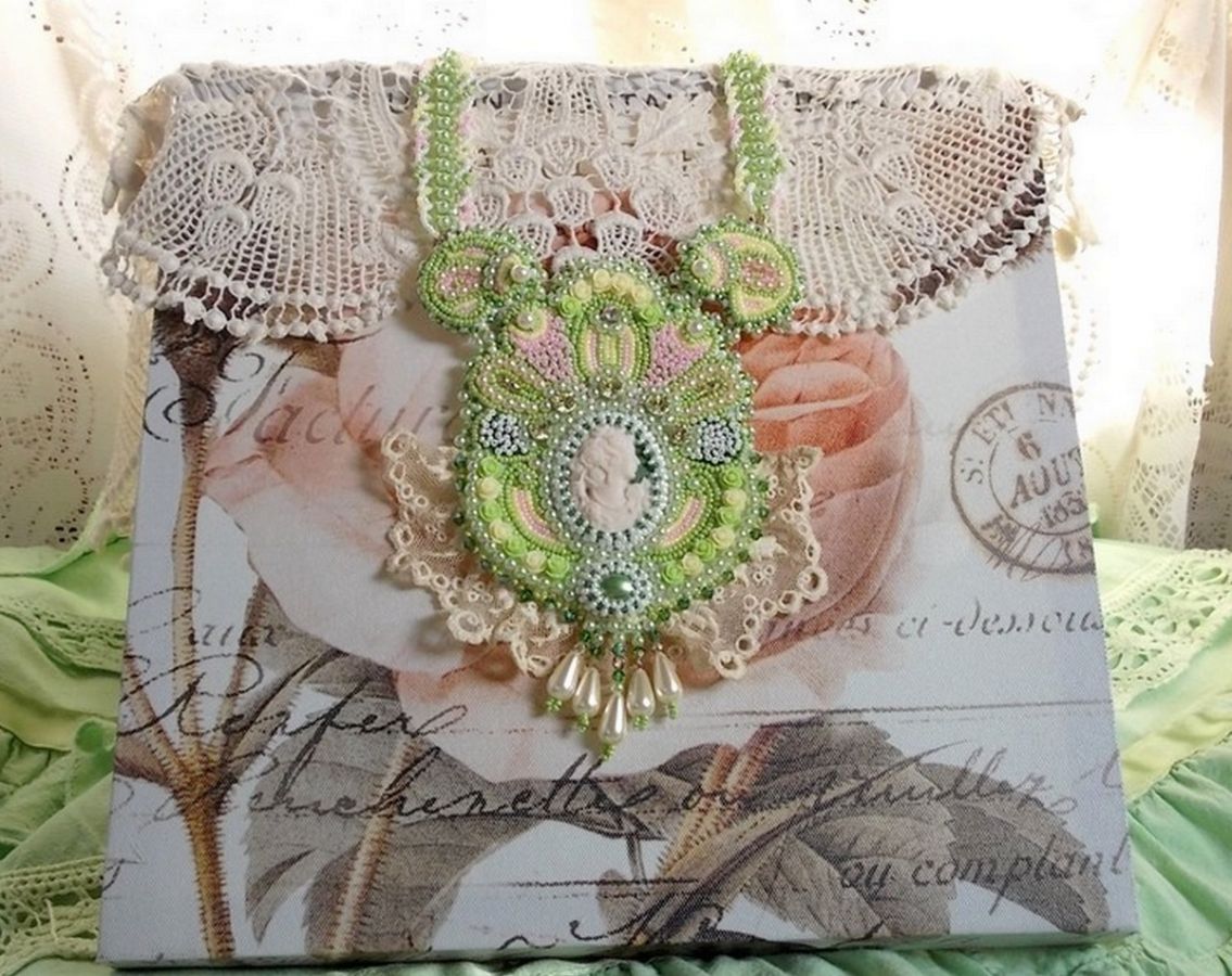 Plastron-Halskette Anisse Haute-Couture, bestickt mit alter Spitze, Harzcabochon Frauenporträt.