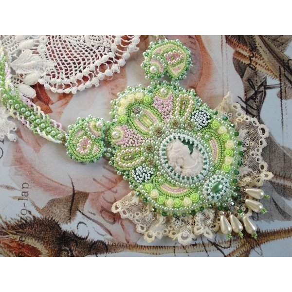 Plastron-Halskette Anisse Haute-Couture, bestickt mit alter Spitze, Harzcabochon Frauenportr&auml;t.