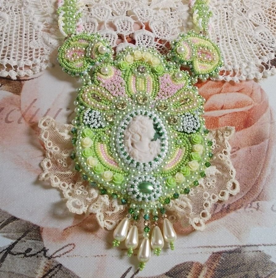 Plastron-Halskette Anisse Haute-Couture, bestickt mit alter Spitze, Harzcabochon Frauenporträt.