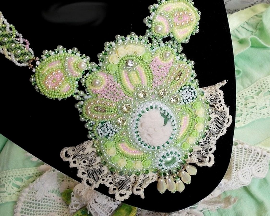 Plastron-Halskette Anisse Haute-Couture, bestickt mit alter Spitze, Harzcabochon Frauenporträt.