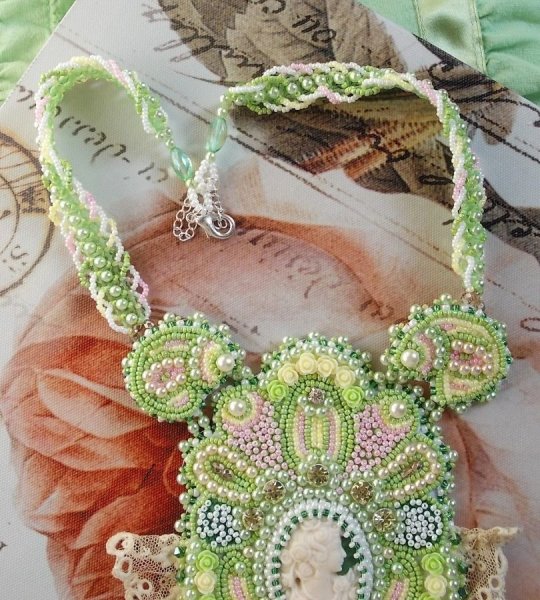 Plastron-Halskette Anisse Haute-Couture, bestickt mit alter Spitze, Harzcabochon Frauenportr&auml;t.