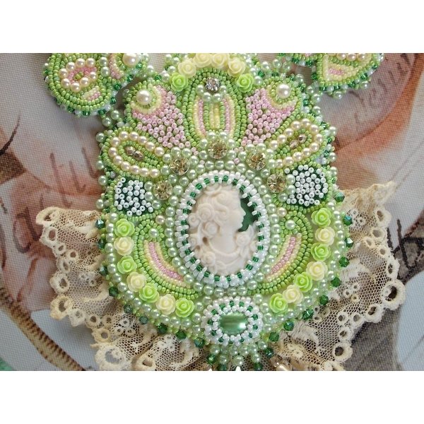 Plastron-Halskette Anisse Haute-Couture, bestickt mit alter Spitze, Harzcabochon Frauenportr&auml;t.