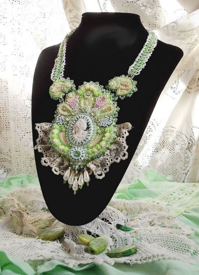 Plastron-Halskette Anisse Haute-Couture, bestickt mit alter Spitze, Harzcabochon Frauenporträt.