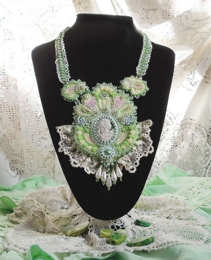 Plastron-Halskette Anisse Haute-Couture, bestickt mit alter Spitze, Harzcabochon Frauenporträt.