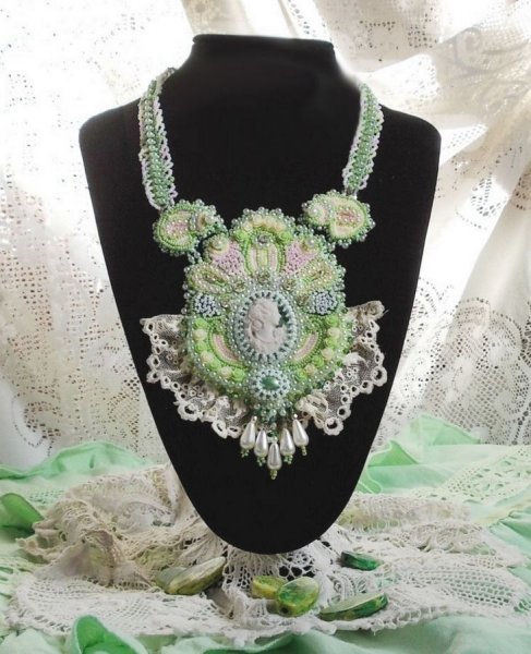 Plastron-Halskette Anisse Haute-Couture, bestickt mit alter Spitze, Harzcabochon Frauenportr&auml;t.