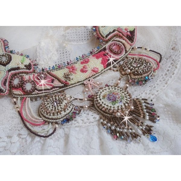 Arc-En-Ciel Haute-Couture-Halskette, bestickt mit einem Cabochon aus Limoge-Porzellan, Swarovski-Kristallen und Perlmutt. 