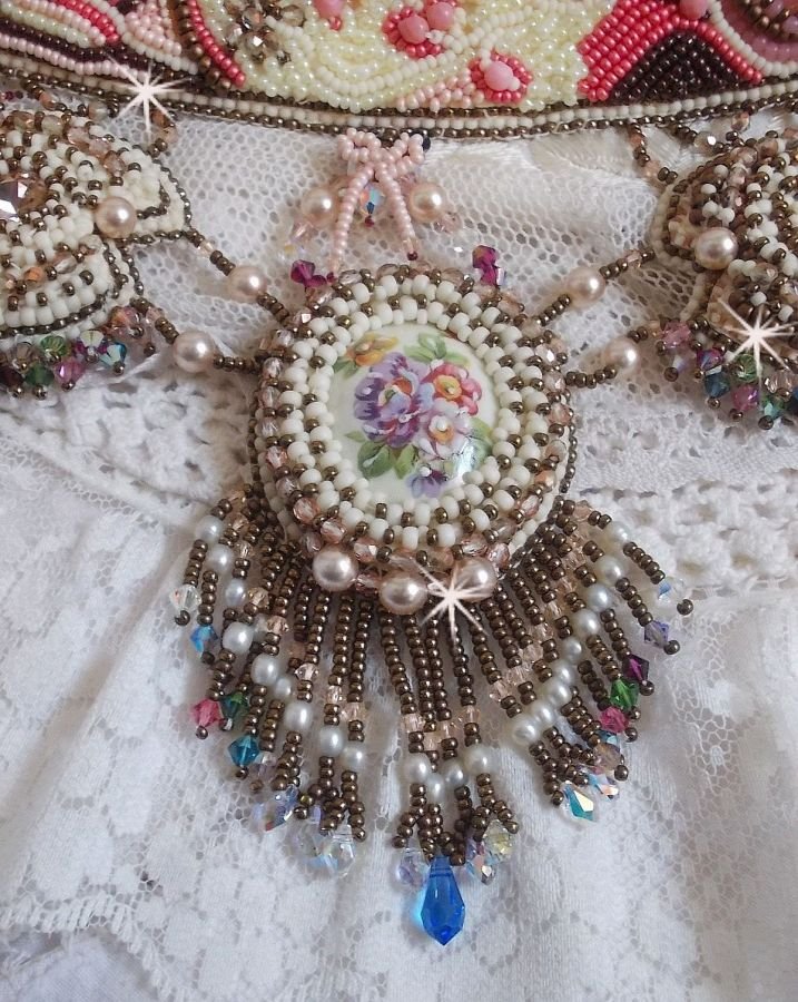 Arc-En-Ciel Haute-Couture-Halskette, bestickt mit einem Cabochon aus Limoge-Porzellan, Swarovski-Kristallen und Perlmutt. 