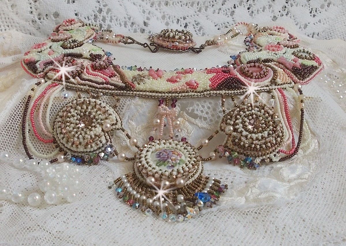 Arc-En-Ciel Haute-Couture-Halskette, bestickt mit einem Cabochon aus Limoge-Porzellan, Swarovski-Kristallen und Perlmutt. 