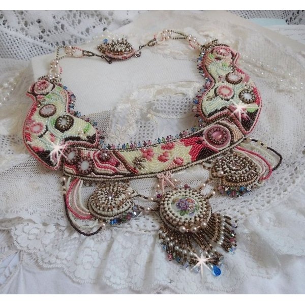 Arc-En-Ciel Haute-Couture-Halskette, bestickt mit einem Cabochon aus Limoge-Porzellan, Swarovski-Kristallen und Perlmutt. 