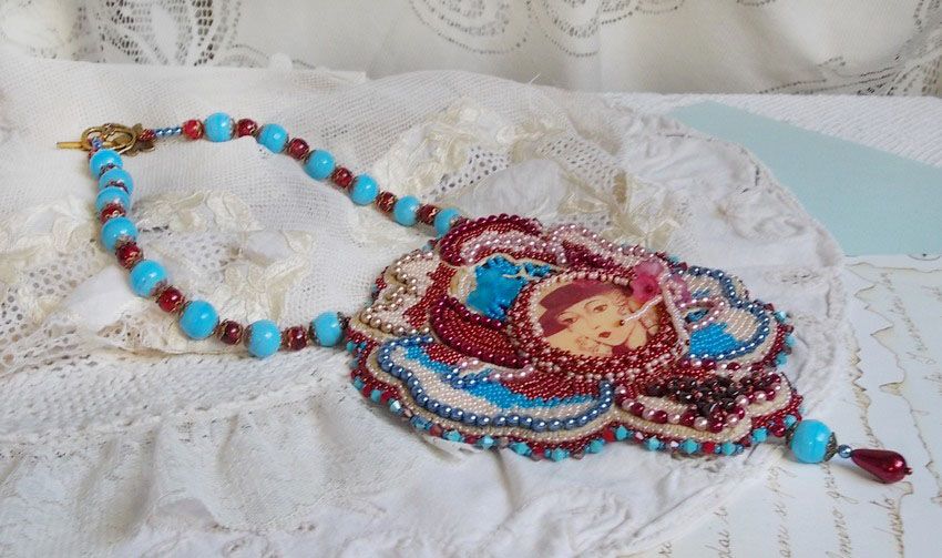 Bel'Art Plastron-Halskette mit einem Harzcabochon aus den 1950er Jahren, Rocailles und Perlmuttperlen aus Swarovski-Kristall 