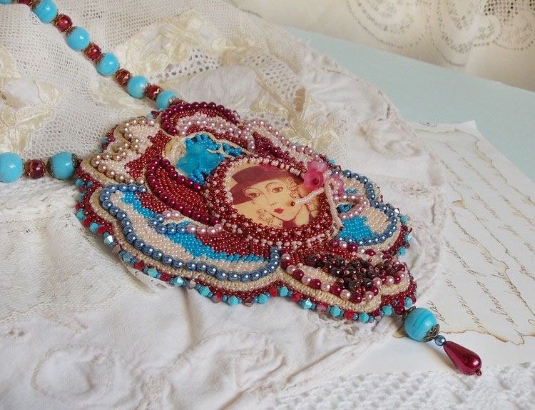 Bel'Art Plastron-Halskette mit einem Harzcabochon aus den 1950er Jahren, Rocailles und Perlmuttperlen aus Swarovski-Kristall 