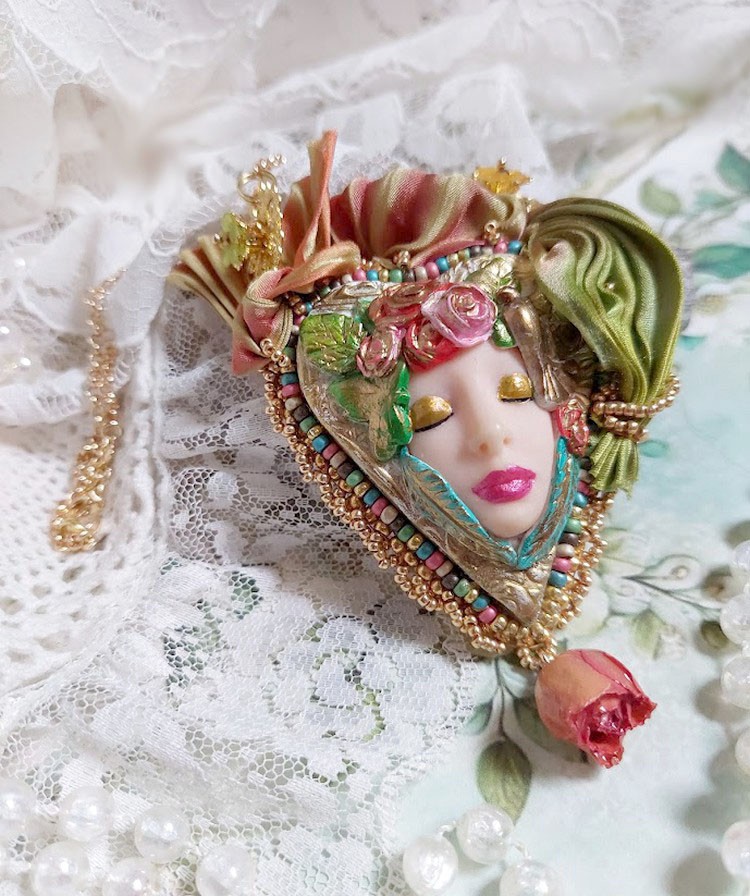 Collier La Belle au Bois Dormant cr&eacute;&eacute; avec cabochon c&oelig;ur p&acirc;te polym&egrave;re, ruban de soie, fleur r&eacute;sin&eacute;e, accessoires laiton