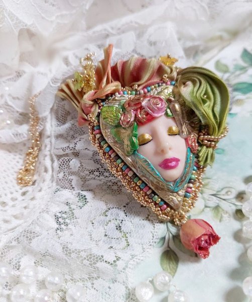 Collier La Belle au Bois Dormant cr&eacute;&eacute; avec cabochon c&oelig;ur p&acirc;te polym&egrave;re, ruban de soie, fleur r&eacute;sin&eacute;e, accessoires laiton