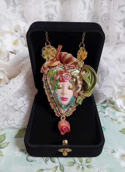 Collier La Belle au Bois Dormant cr&eacute;&eacute; avec cabochon c&oelig;ur p&acirc;te polym&egrave;re, ruban de soie, fleur r&eacute;sin&eacute;e, accessoires laiton