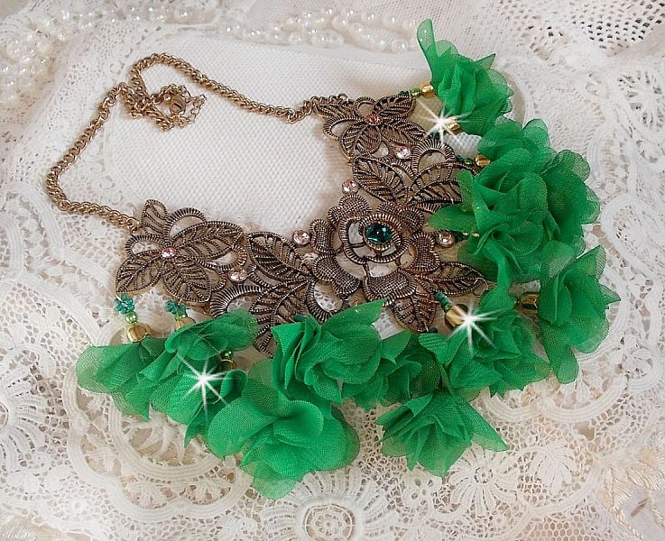 Belle Emeraude Halskette montiert mit Stoffblumen, Swarovski-Kristallen und Rocailles