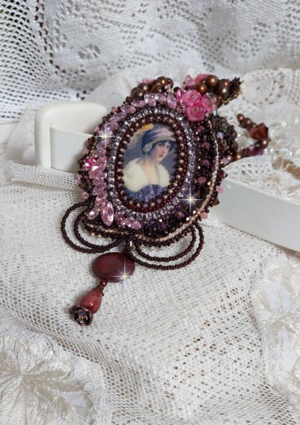 Belle Romance Haute-Couture Halskette bestickt mit einem Cabochon Portr&auml;t einer Frau in Hut mit Kristallen, satinierten Perlen, goldenen Rundperlen, Perlmuttperlen, Perlmuttcabochons und 